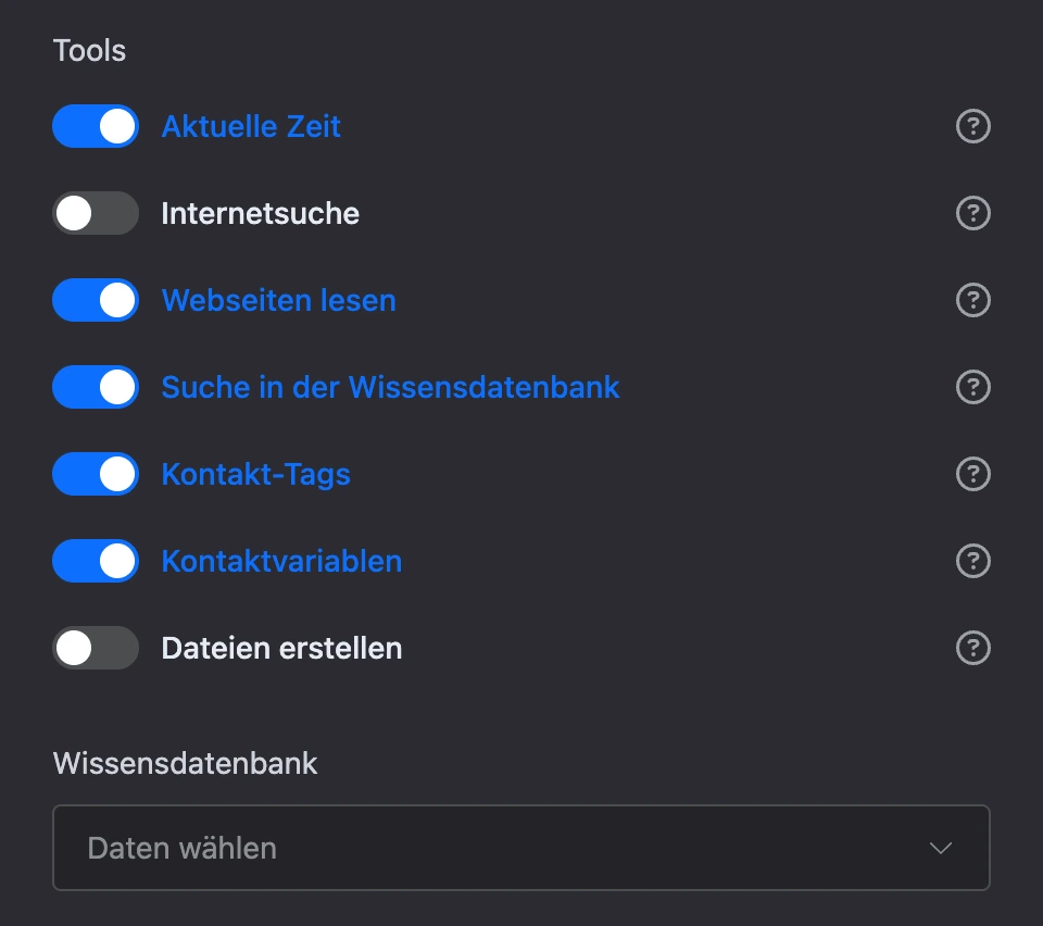 Werkzeuge des KI-Agenten: aktuelle Uhrzeit, Webseiten lesen, Wissensdatenbank durchsuchen, Kontakt-Tags und -Variablen aktiv; darunter das Feld „Wissensdatenbank“